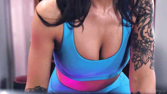 Пустила лесбуху в дом - пришлось с ней ебаться