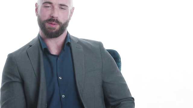 Милфа трахается с порноактером своей мечты