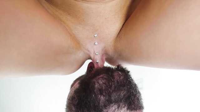 Милфа трахается с порноактером своей мечты