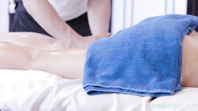 Массажист в качестве бонуса выебал клиентку