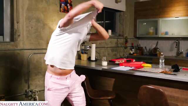 Пылкая милфа не смогла устоять перед молодым членом