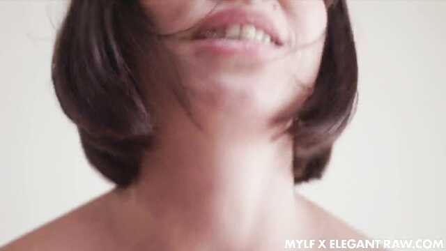 Женщина с каре обожает трахаться на первом свидании