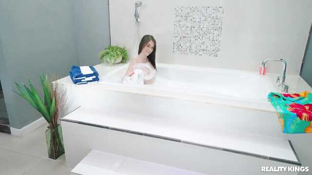Мужик натягивает письку горячей бабы прямо в ванной