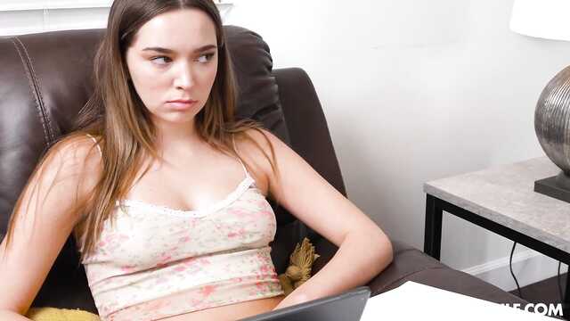 Две подруги увлекшись работой не обращали внимание на член