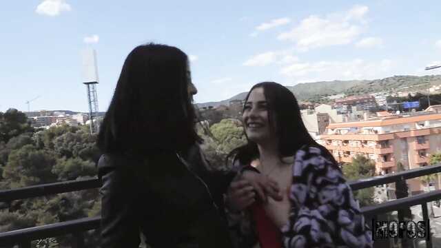 Знакомые телочки повелись на деньги и накинулись на хуй