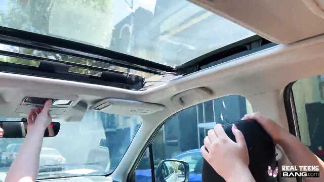 Засаживает в киску белокурой дурнушки после покатушек на авто