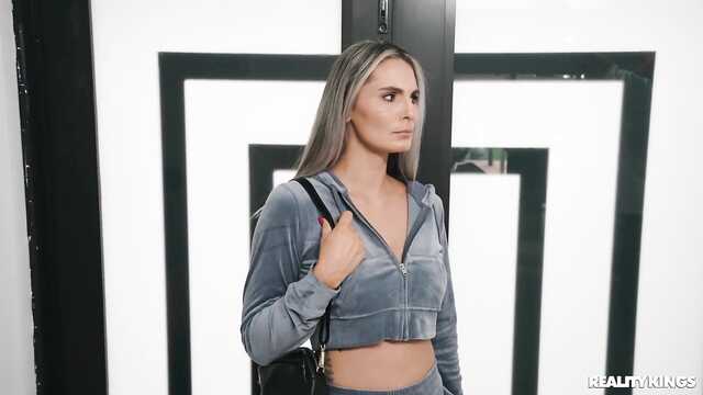 Зрелая и молодая делят на двоих длинный дилдо