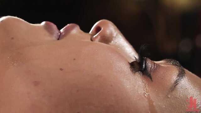 Смуглая телочка впервые пробует жесткую мастурбацию с кляпом