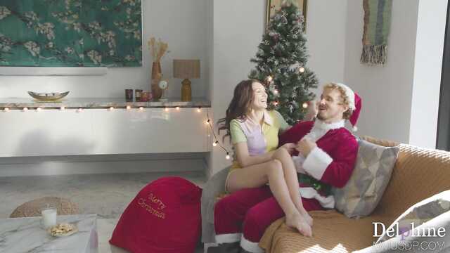 Возбужденной девушке повезло после ванной трахнуться с Сантой