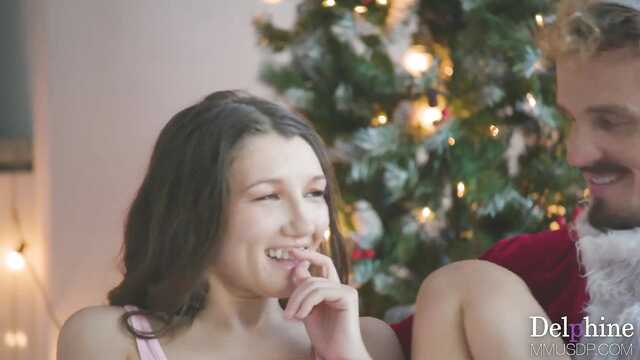 Возбужденной девушке повезло после ванной трахнуться с Сантой