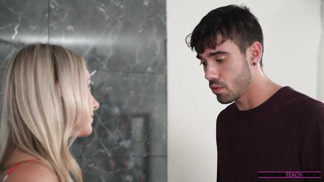 Горячие домохозяйки радуют мужика печеньем и сексом