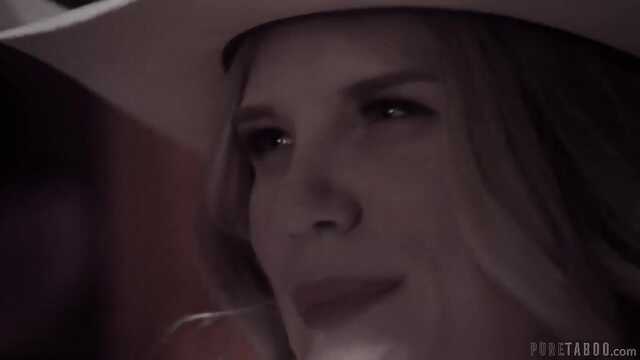 Женщина обласкала подругу и поделила с ней член мужика