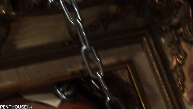 Художник пристроил свой член и язык на пизде девушки