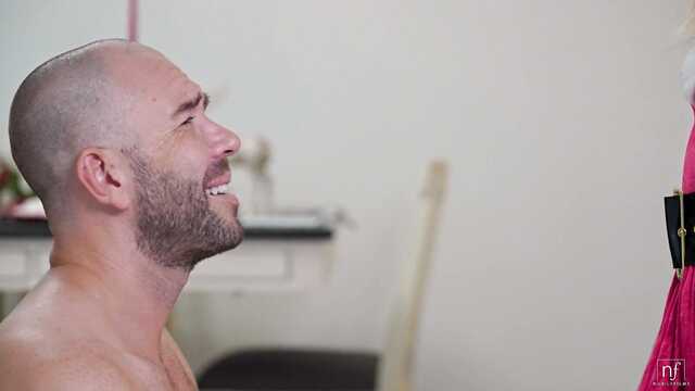 Мужику везет просунут член в несколько красавиц