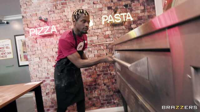 Клиентка пиццерии получила член негра и белого парня