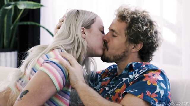 Милашка соблазнила парня веснушками и трахнула на диване