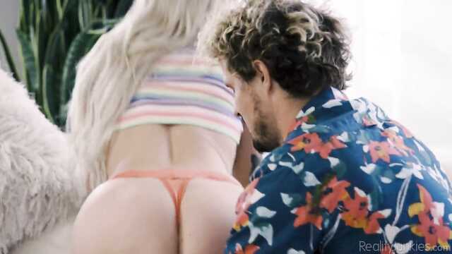 Милашка соблазнила парня веснушками и трахнула на диване