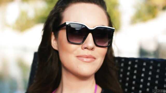 Насыщенный день закончился половым сношением у бассейна