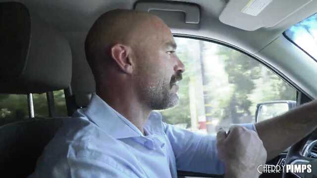 Застукаю телку за мастурбацией усатый мужик достал член