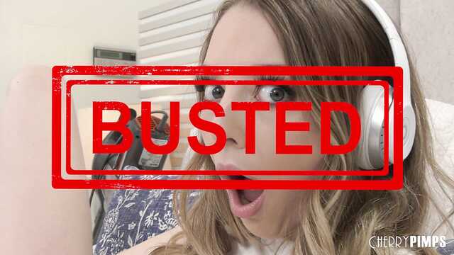 Застукаю телку за мастурбацией усатый мужик достал член