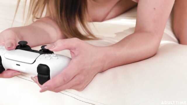 Зависимая геймерша получает член в свою ватрушку