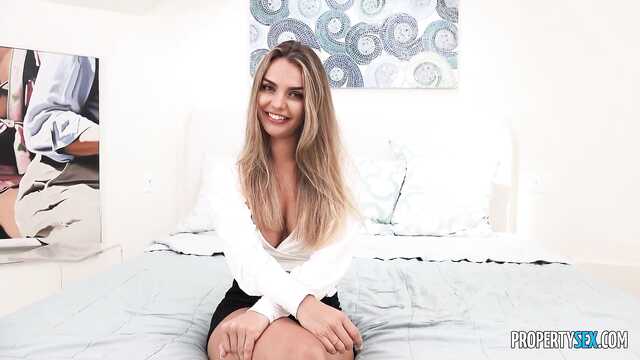 Белокурая бестия светит киску и впускает в неё член парня