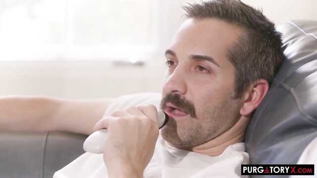 Усатый мужик ощутил нежный минет и прекрасной крали