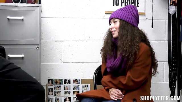 Азиатка оказалась воровкой за что и трахнулась с охранником