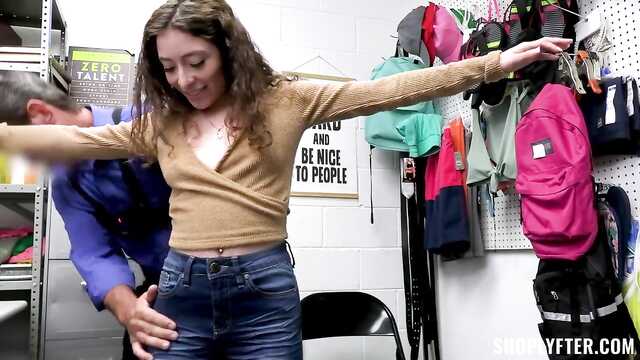 Азиатка оказалась воровкой за что и трахнулась с охранником