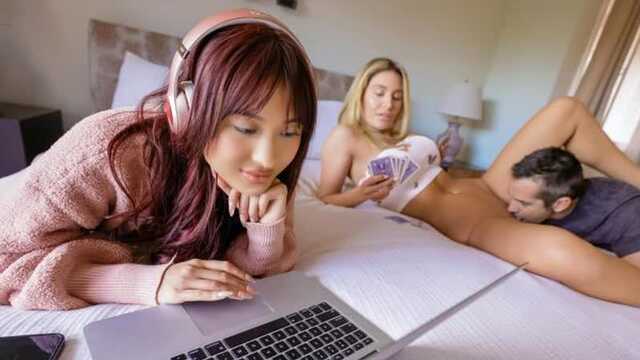 Парень оттрахал студентку и ее сексуальную мачеху