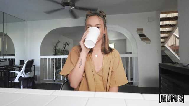 Ебётся с хахалем повсюду: и в машине, и дома