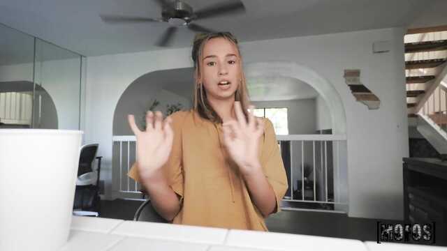 Ебётся с хахалем повсюду: и в машине, и дома