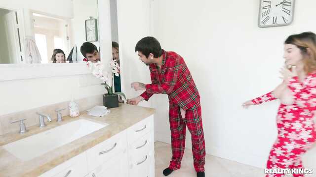 Две проказницы не могут поделить между собой хуй