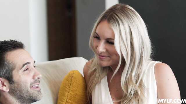 Эта цыпа срочно нуждается в сперме в киске