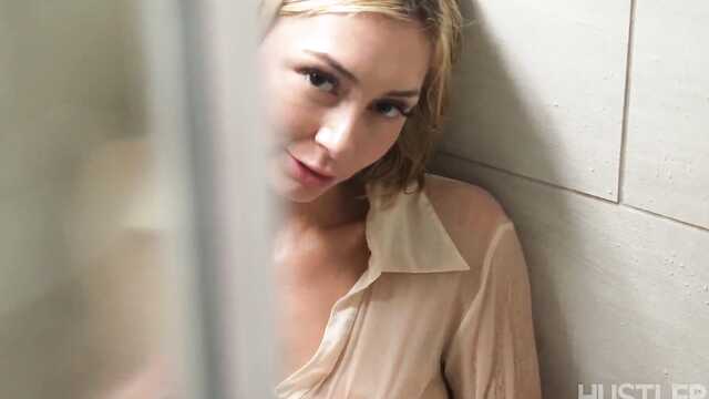 Блонда ебется с душем после ядреного фитнеса