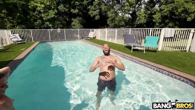 Негр и стройняшка резвятся в масле около бассейна
