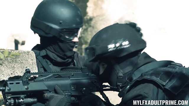 Полицейские напарники устроили еблю посреди заброшки