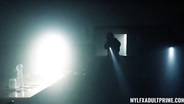 Полицейские напарники устроили еблю посреди заброшки