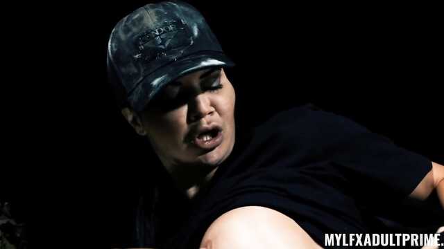 Полицейские напарники устроили еблю посреди заброшки