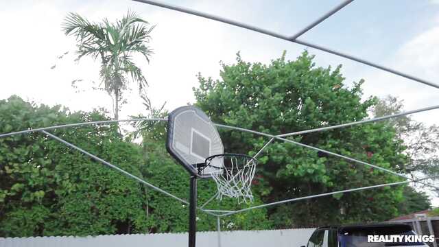 Лысый тип ради ебли стал успешным баскетболистом