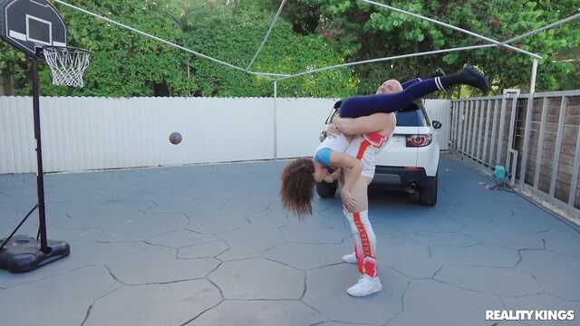 Лысый тип ради ебли стал успешным баскетболистом