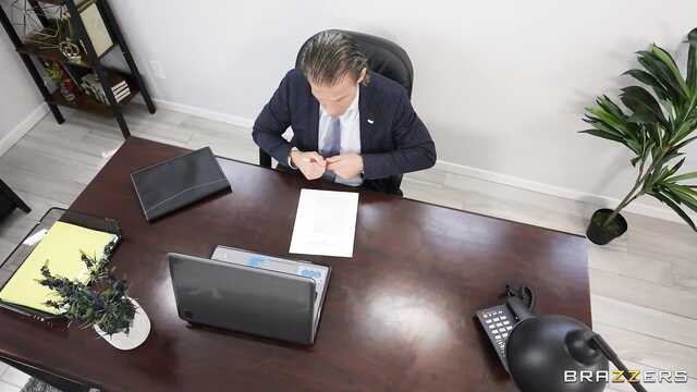 Белокурая вертихвостка соблазнила профессора