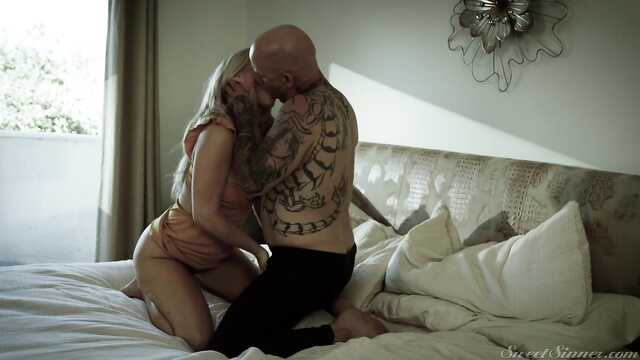 Сочная милфа жарится в лысым татуированным ебарем