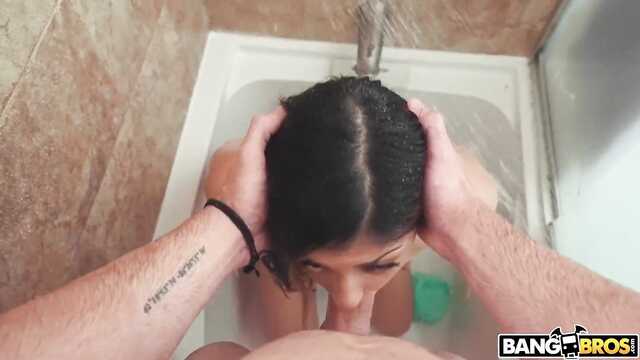 Плоскодонка моется в душе и отдается другу