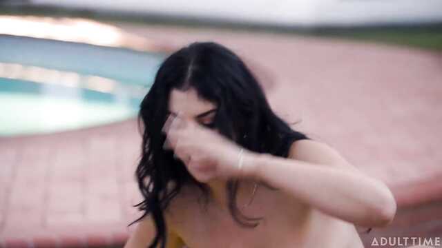 Молодой пацан вошел в кураж с двумя милфами