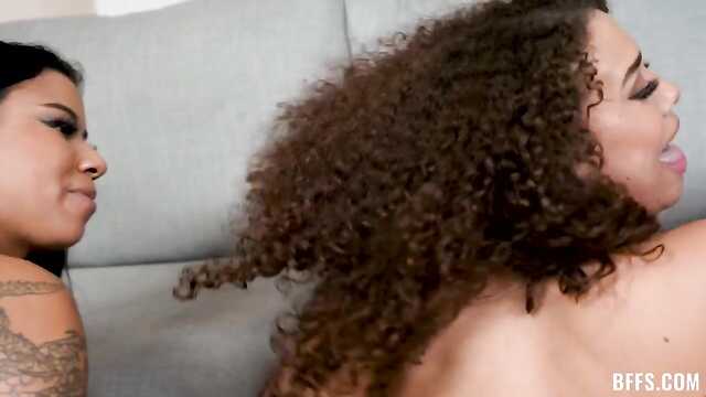 Три веселые телочки пользуются большим хуем