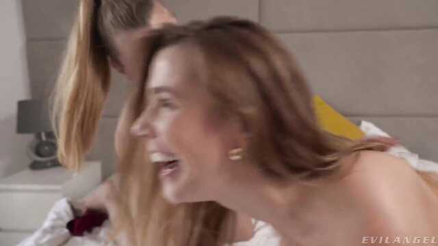 Лесби тестируют самотык на своих задницах