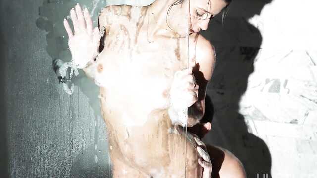 Развратная парочка ебется на полу в душевой кабинке