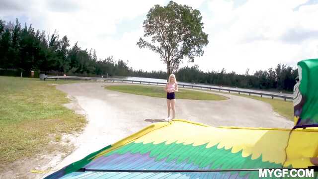 Жестоко трахает симпатичную подругу в кустах