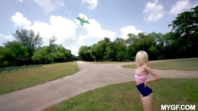 Жестоко трахает симпатичную подругу в кустах